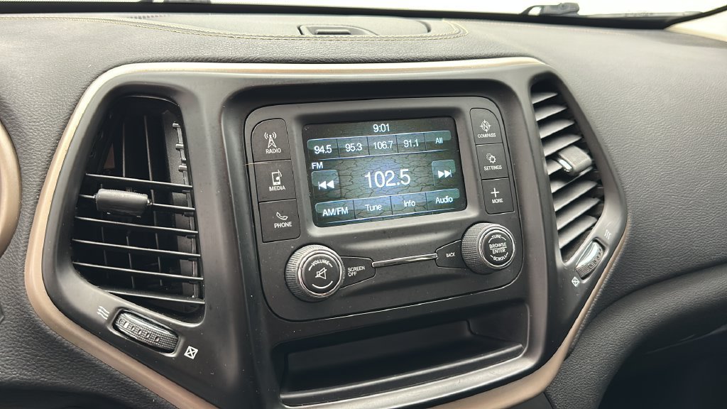 Used 2017 Jeep Cherokee Sport FWD image 16