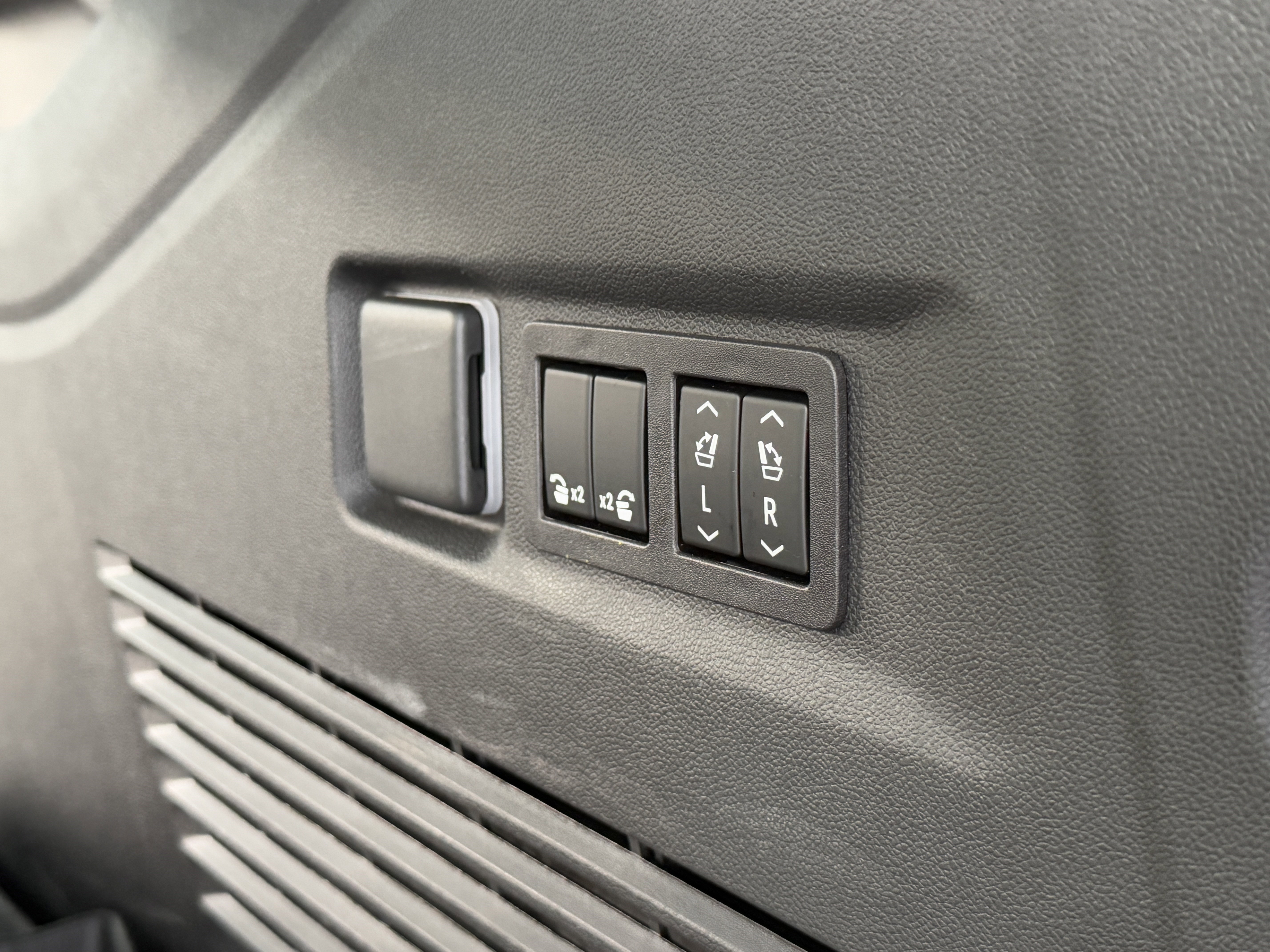 Used 2023 GMC Yukon XL Denali image 36