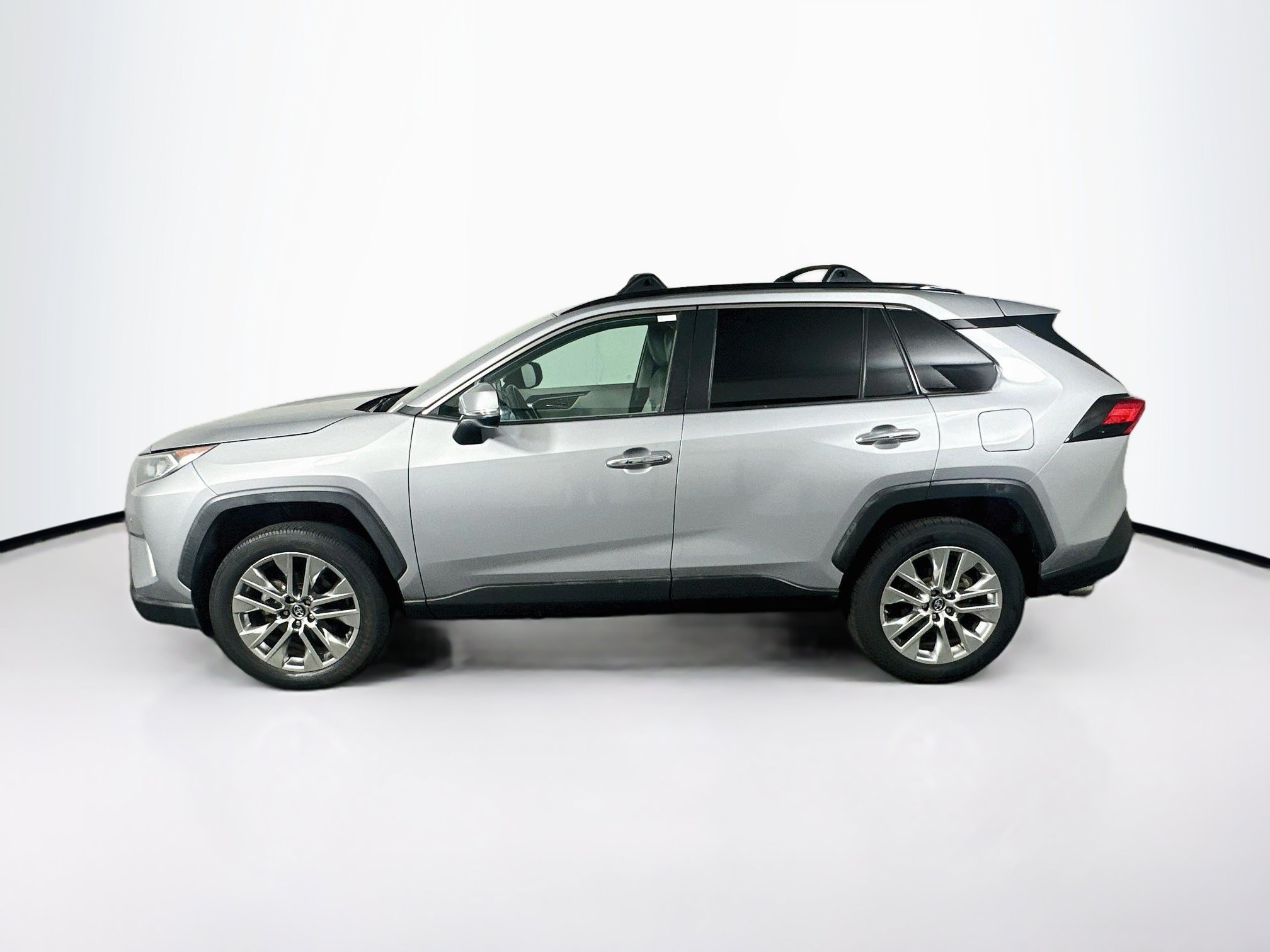 Used 2019 Toyota RAV4 Limited w/ Cold Weather Package FWD image 4
