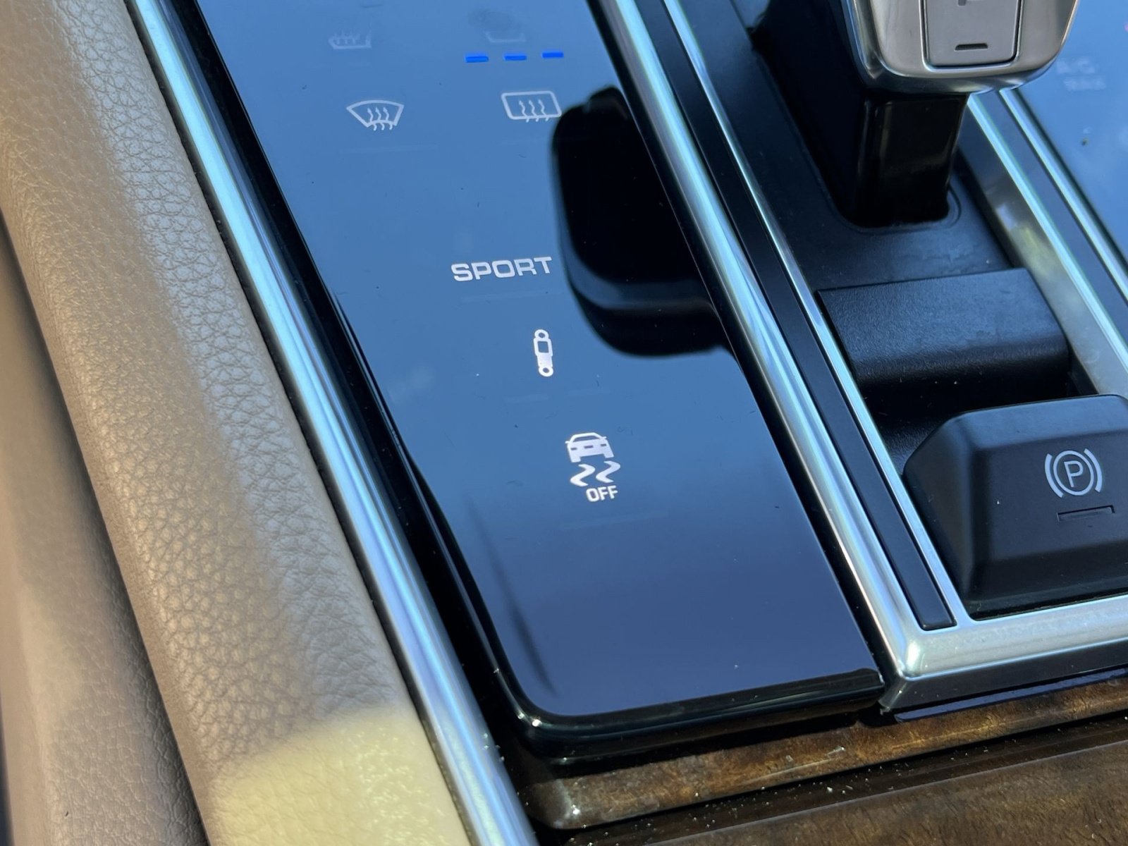Used 2018 Porsche Panamera RWD image 37