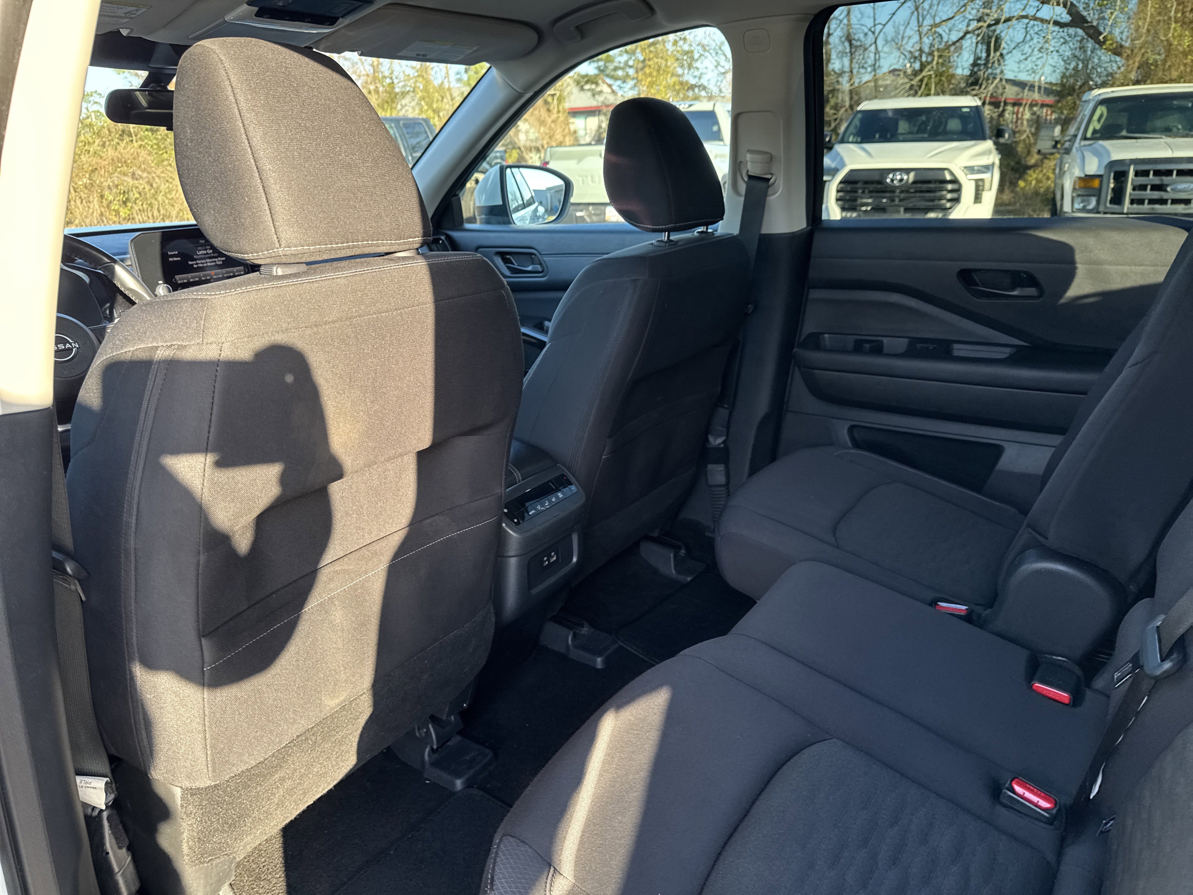 Used 2024 Nissan Pathfinder SV image 25