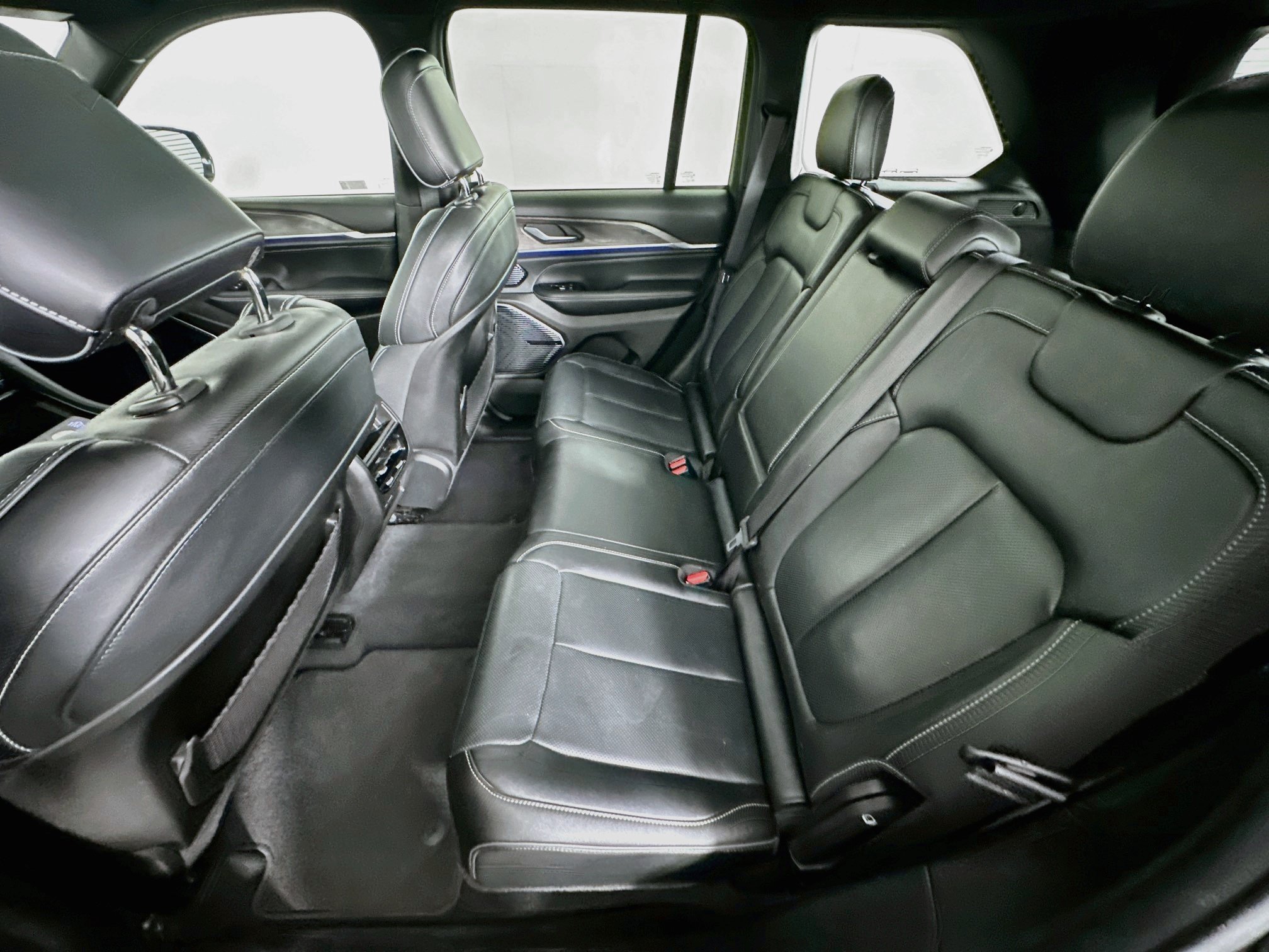 Used 2022 Jeep Grand Cherokee Overland w/ MOPAR Finishing Package AWD/4WD image 29