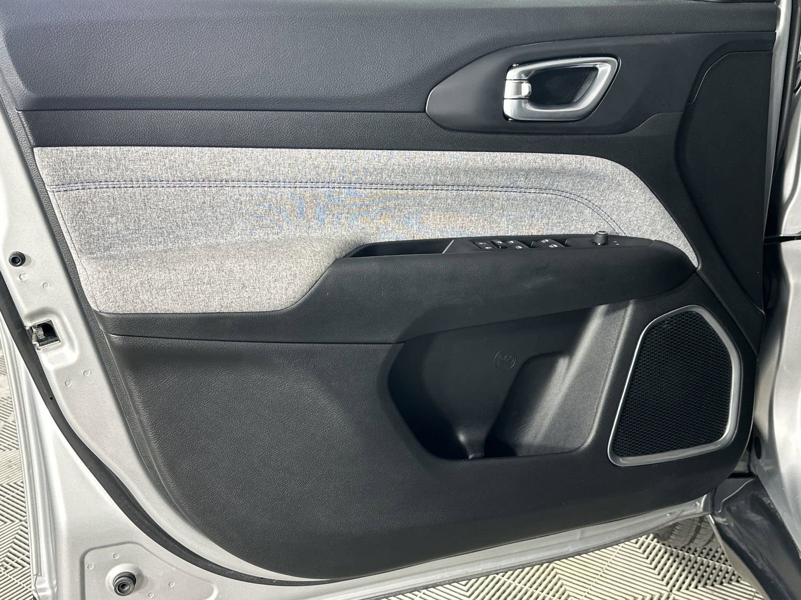 Used 2025 Jeep Compass Sport image 29