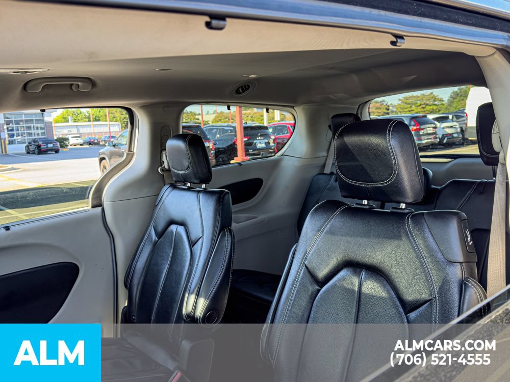 Used 2022 Chrysler Pacifica Touring-L FWD image 10