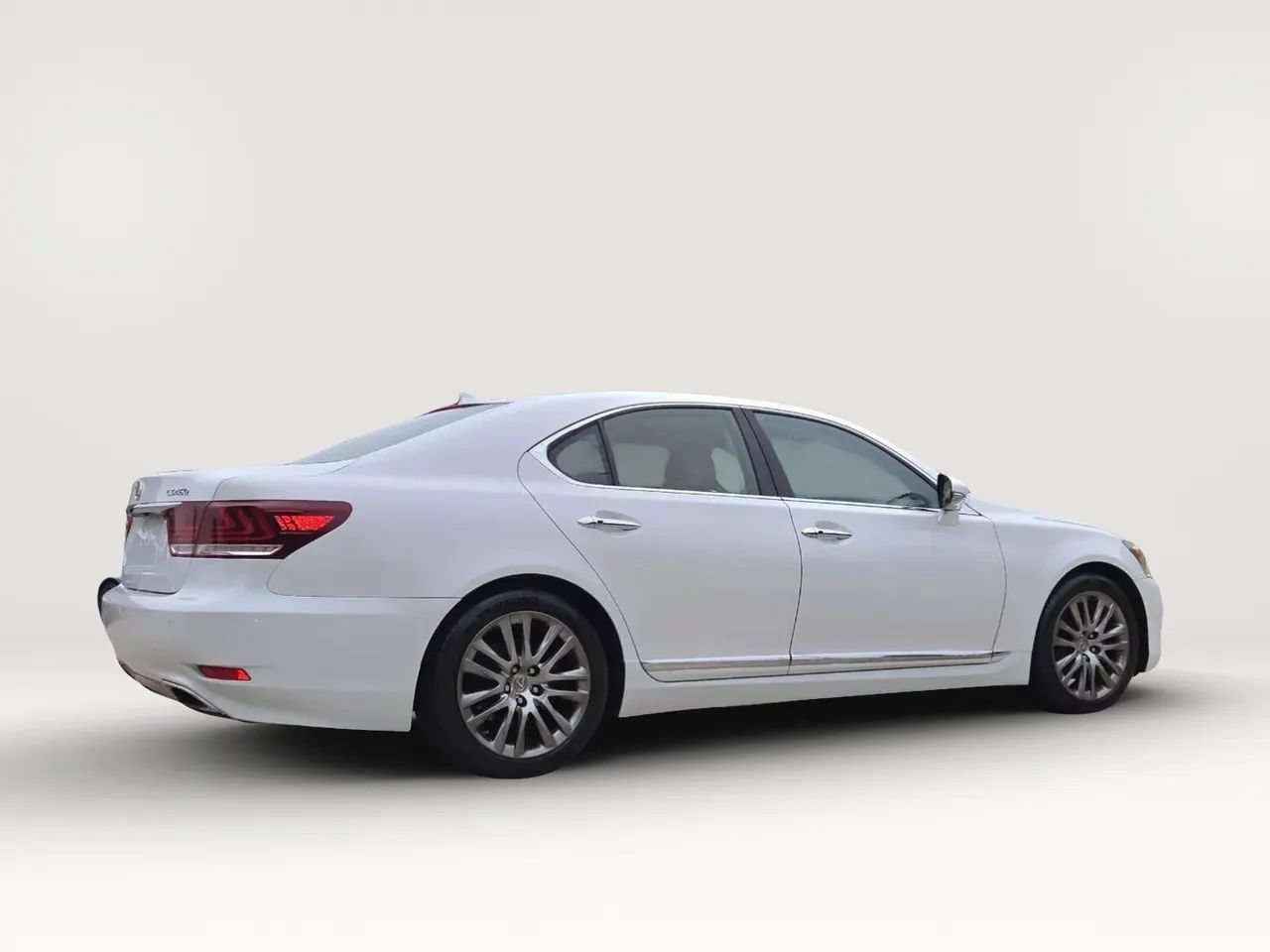 Used 2013 Lexus LS 460 w/ Comfort Pkg RWD image 3