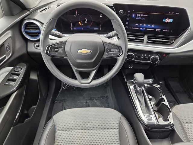 Used 2025 Chevrolet Trax LT FWD image 17