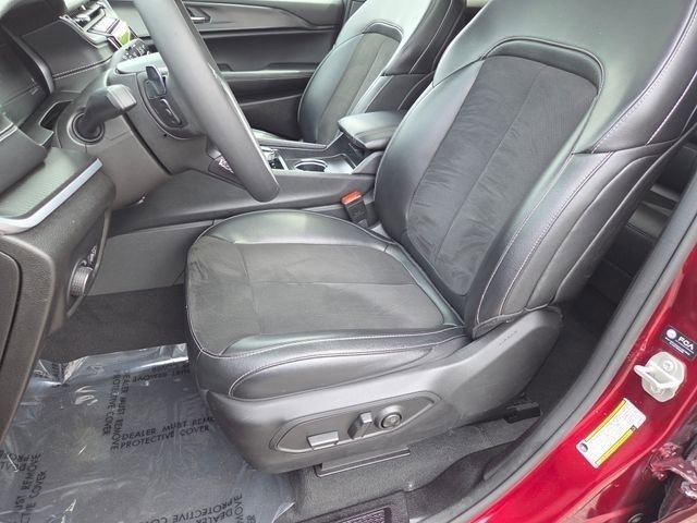 Used 2024 Jeep Grand Cherokee Altitude AWD/4WD image 6