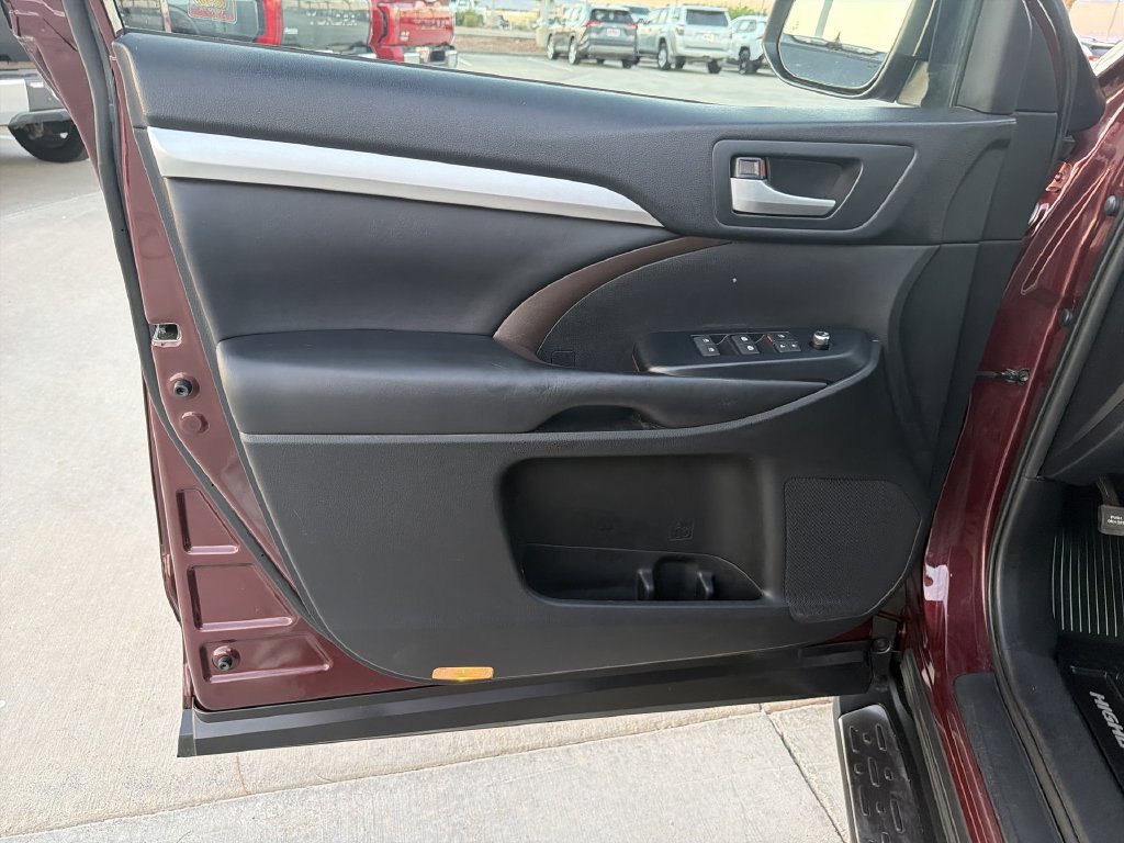Used 2019 Toyota Highlander XLE AWD/4WD image 9