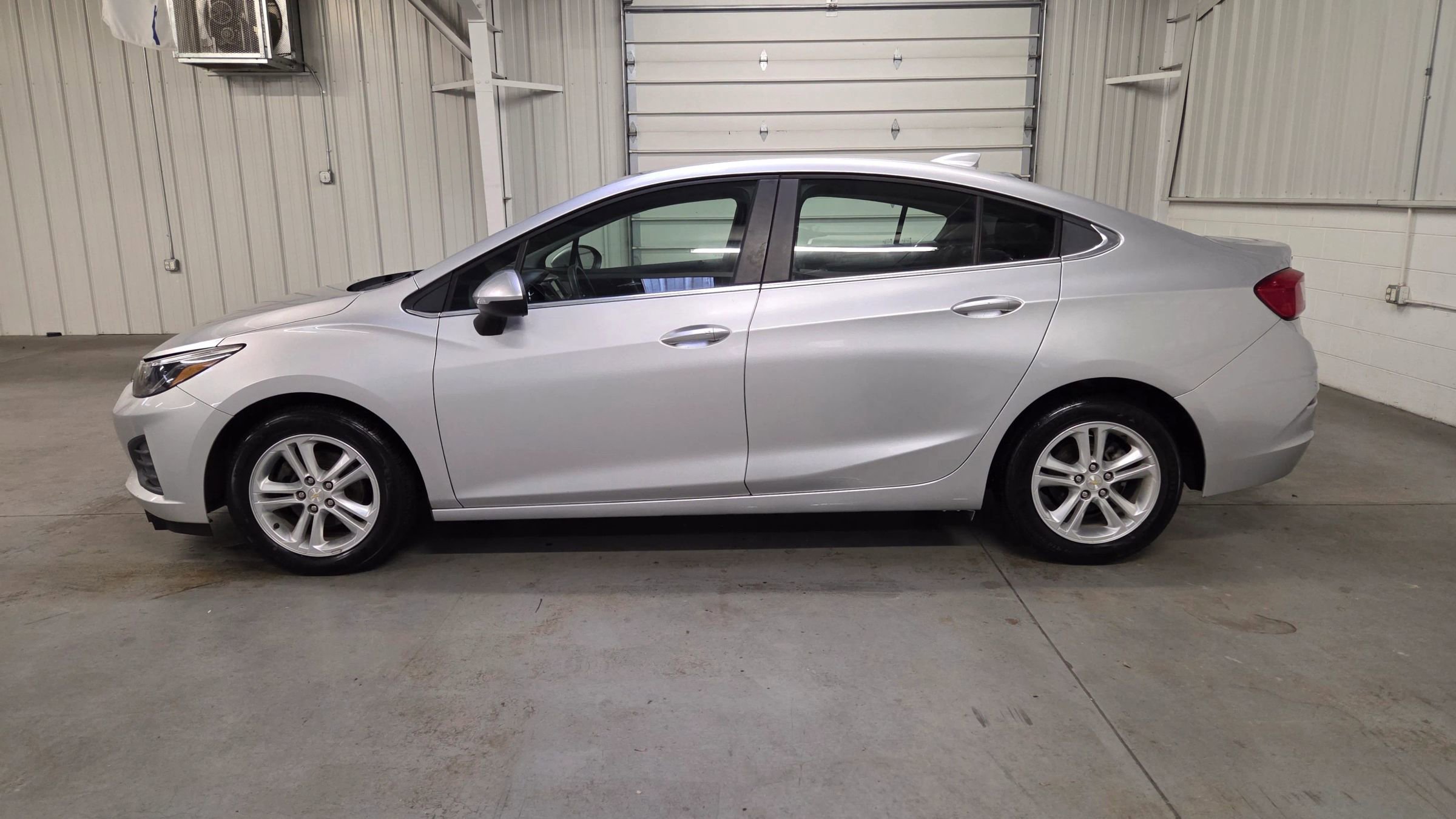 Used 2019 Chevrolet Cruze LT w/ Convenience Package FWD image 3