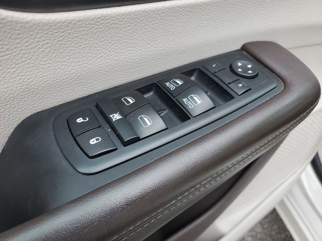 Used 2017 Chrysler Pacifica Touring-L w/ Tire & Wheel Group image 24