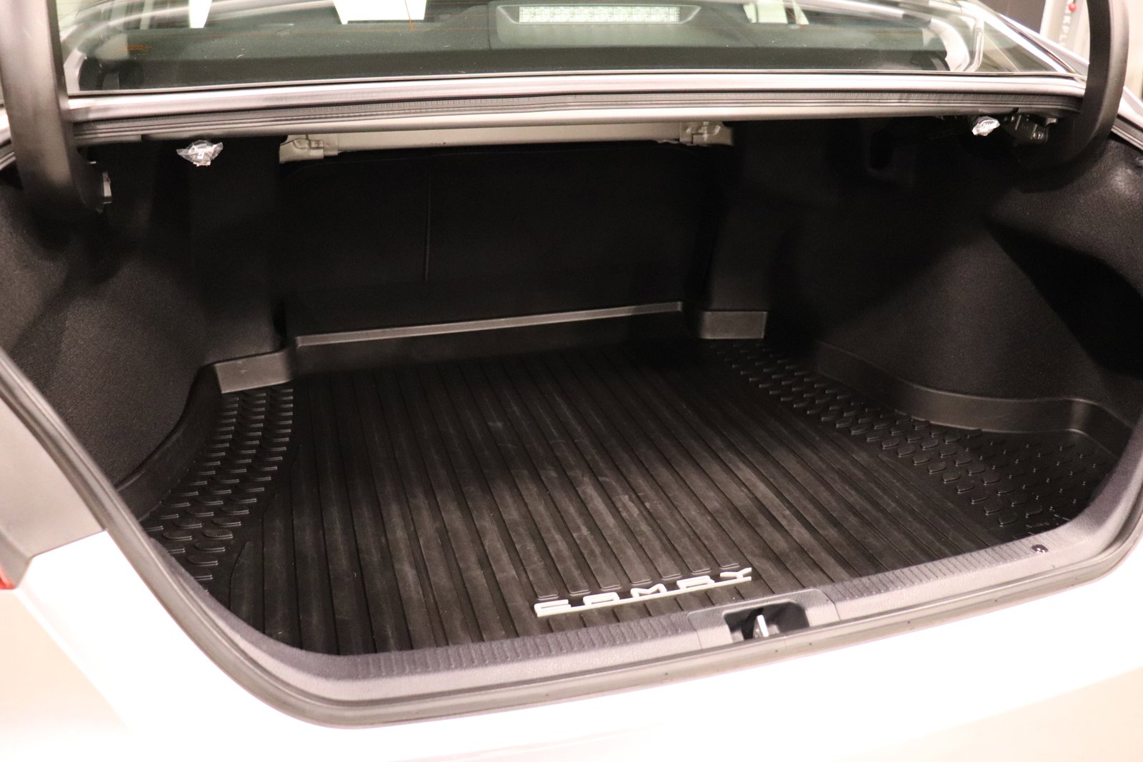 Used 2022 Toyota Camry LE image 10