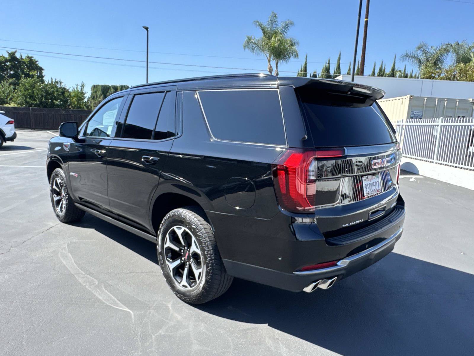 Used 2025 GMC Yukon AT4 w/ AT4 Premium Package AWD/4WD image 7