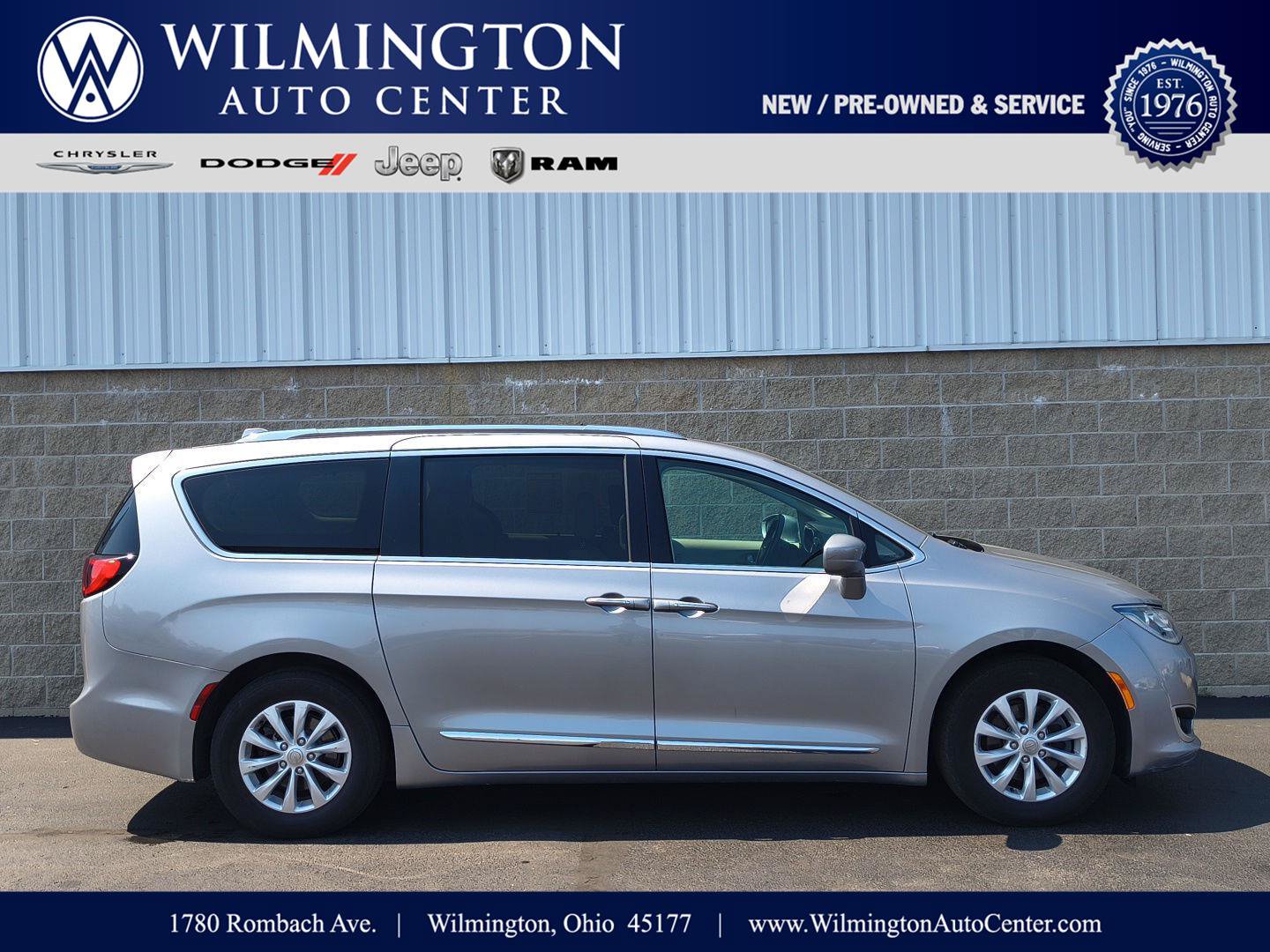 Used 2018 Chrysler Pacifica Touring-L FWD image 1