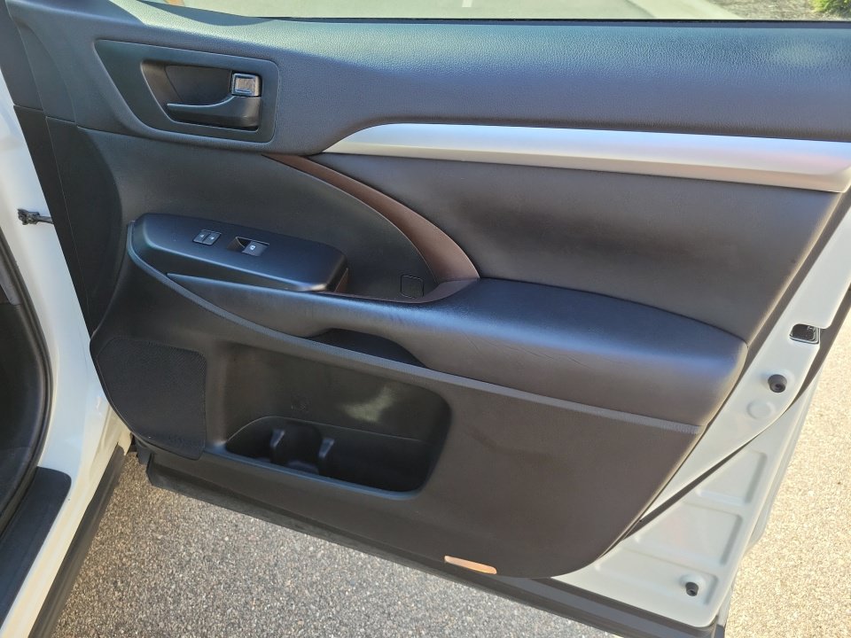 Used 2019 Toyota Highlander Plus FWD image 31