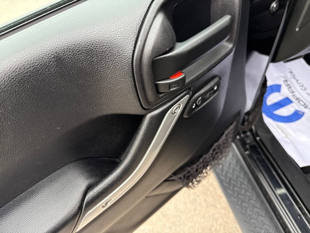 Used 2015 Jeep Wrangler Unlimited Sahara w/ Connectivity Group image 11