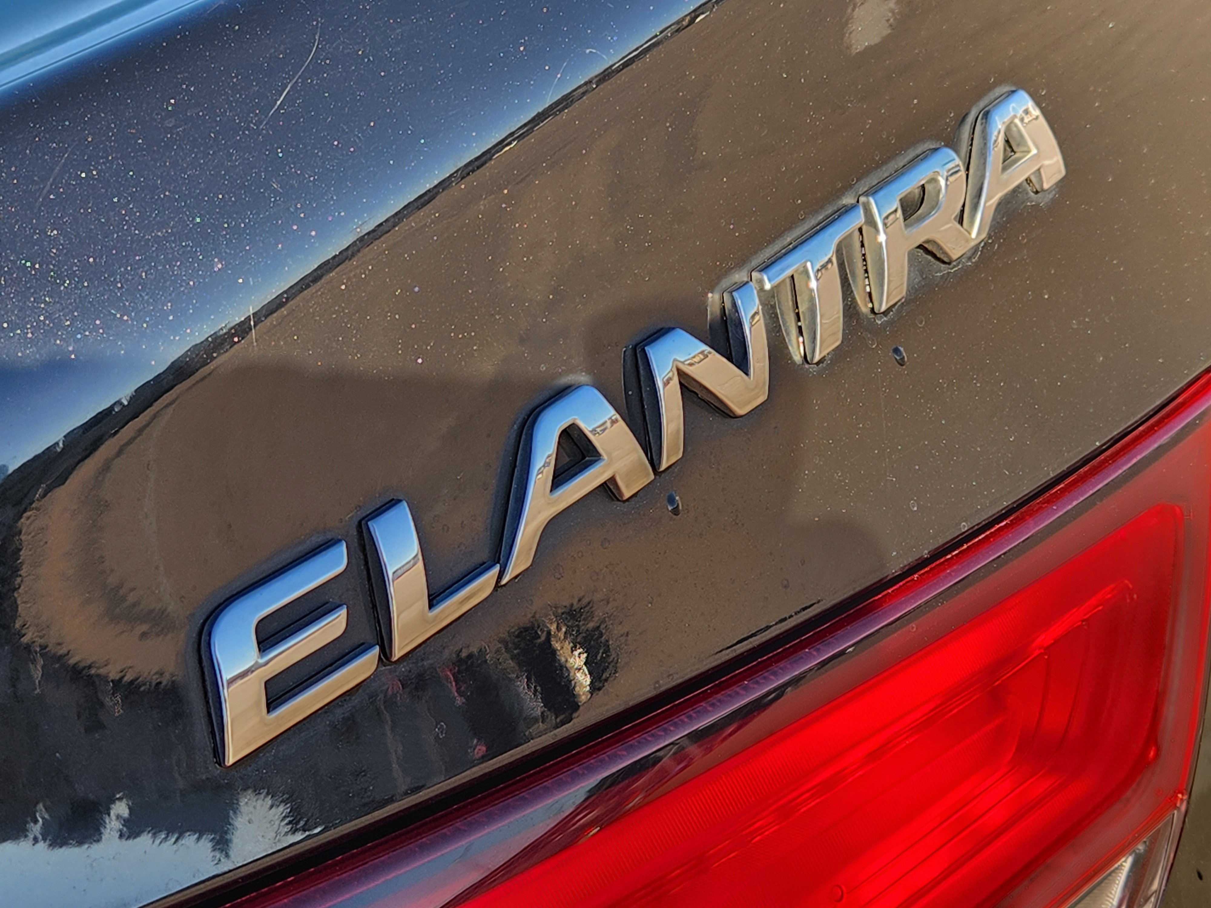 Used 2015 Hyundai Elantra SE image 12