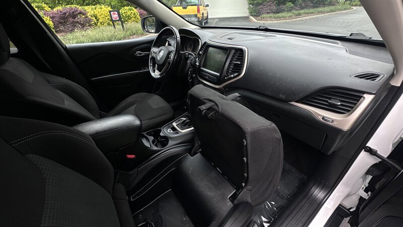 Used 2016 Jeep Cherokee Latitude FWD image 14