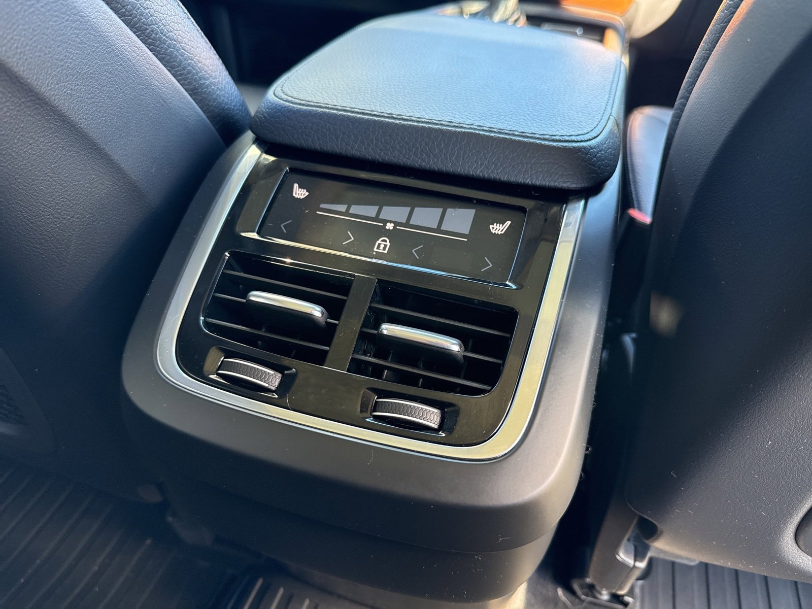 Used 2022 Volvo XC90 T6 Momentum w/ Advanced Package image 15