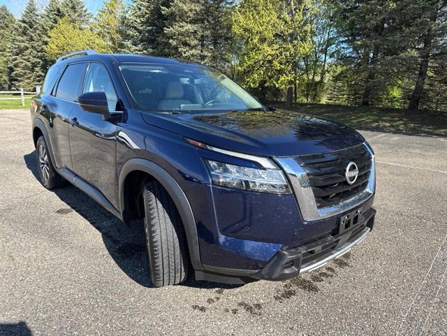 Used 2023 Nissan Pathfinder SL AWD/4WD image 2