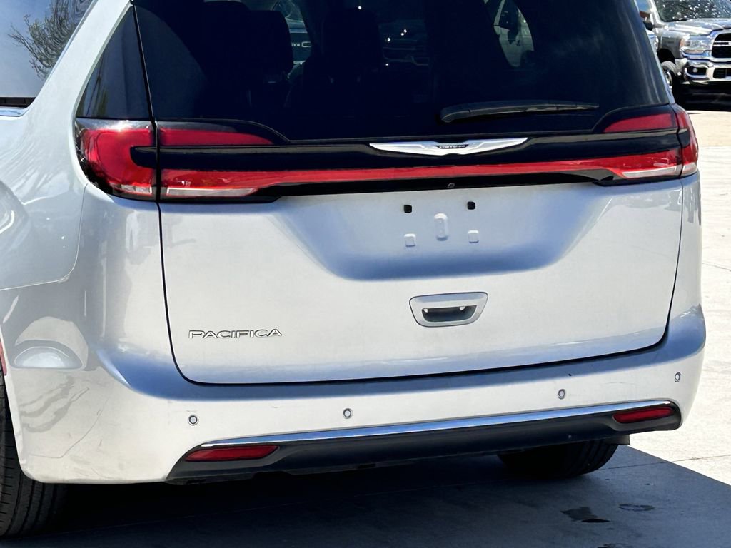 Used 2024 Chrysler Pacifica Touring-L image 6