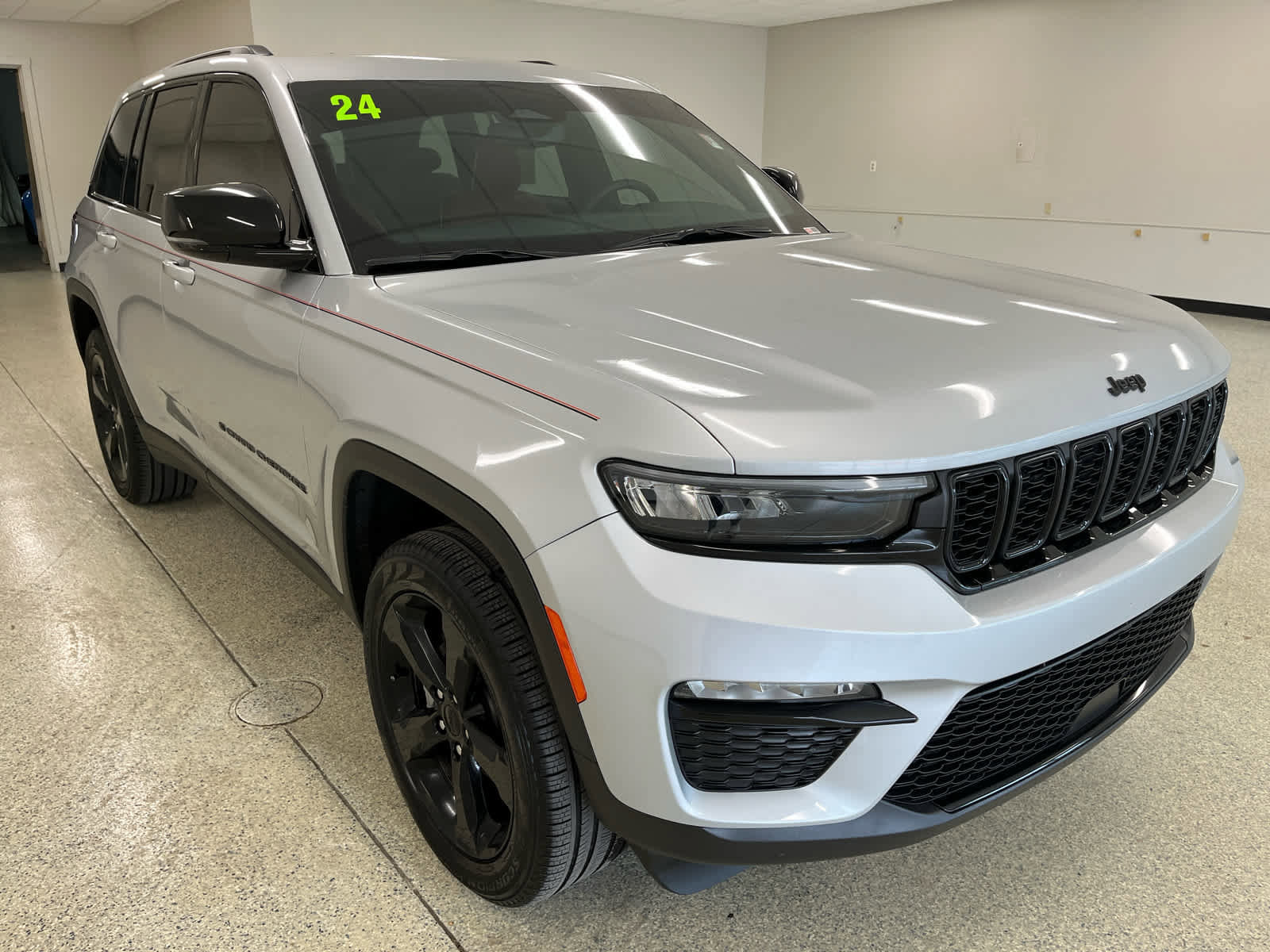 Used 2024 Jeep Grand Cherokee Limited w/ Black Appearance Package AWD/4WD image 5