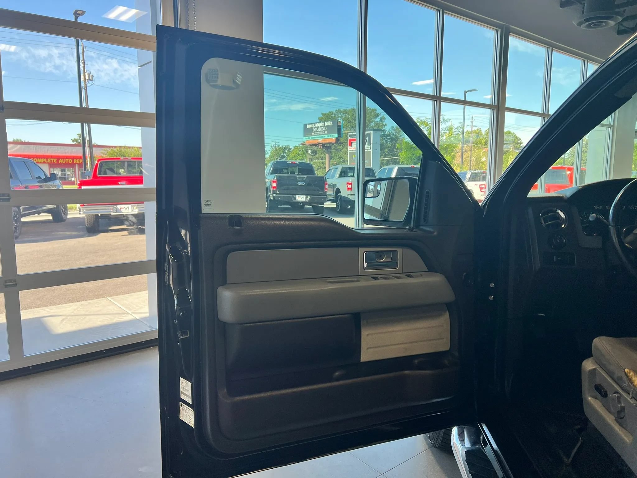 Used 2011 Ford F150 XLT w/ XLT Chrome Pkg AWD/4WD image 11