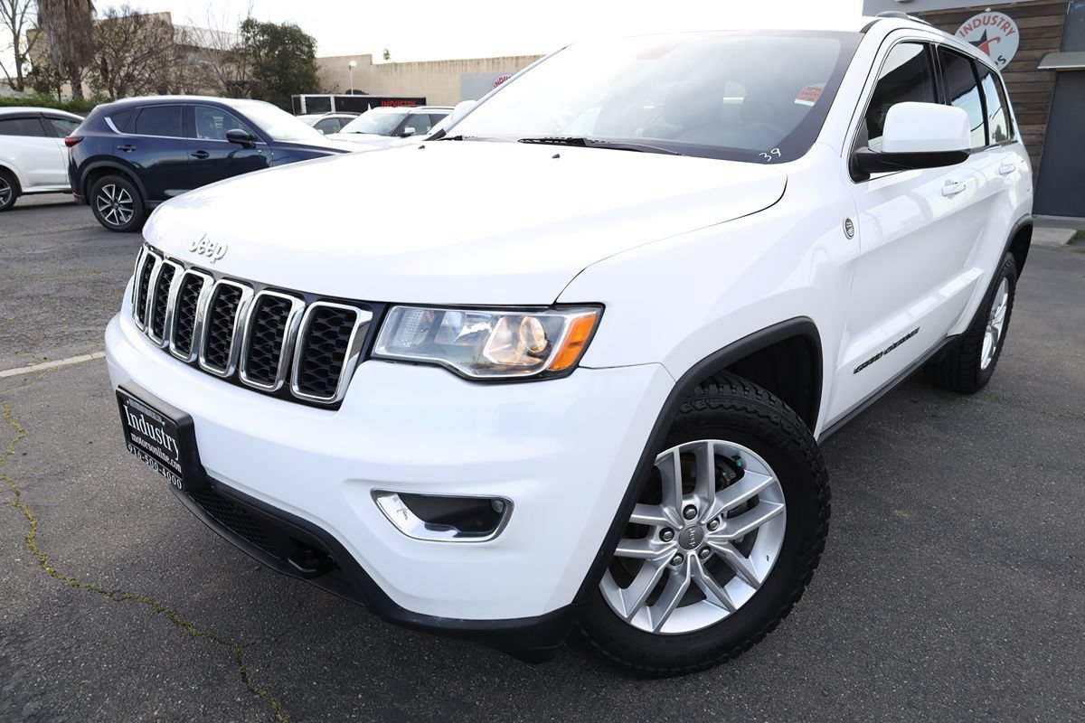 Used 2017 Jeep Grand Cherokee Laredo w/ Quick Order Package 23E AWD/4WD image 2