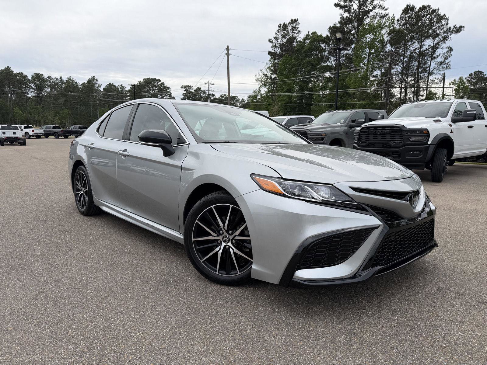 Used 2023 Toyota Camry SE w/ Convenience Package FWD image 3
