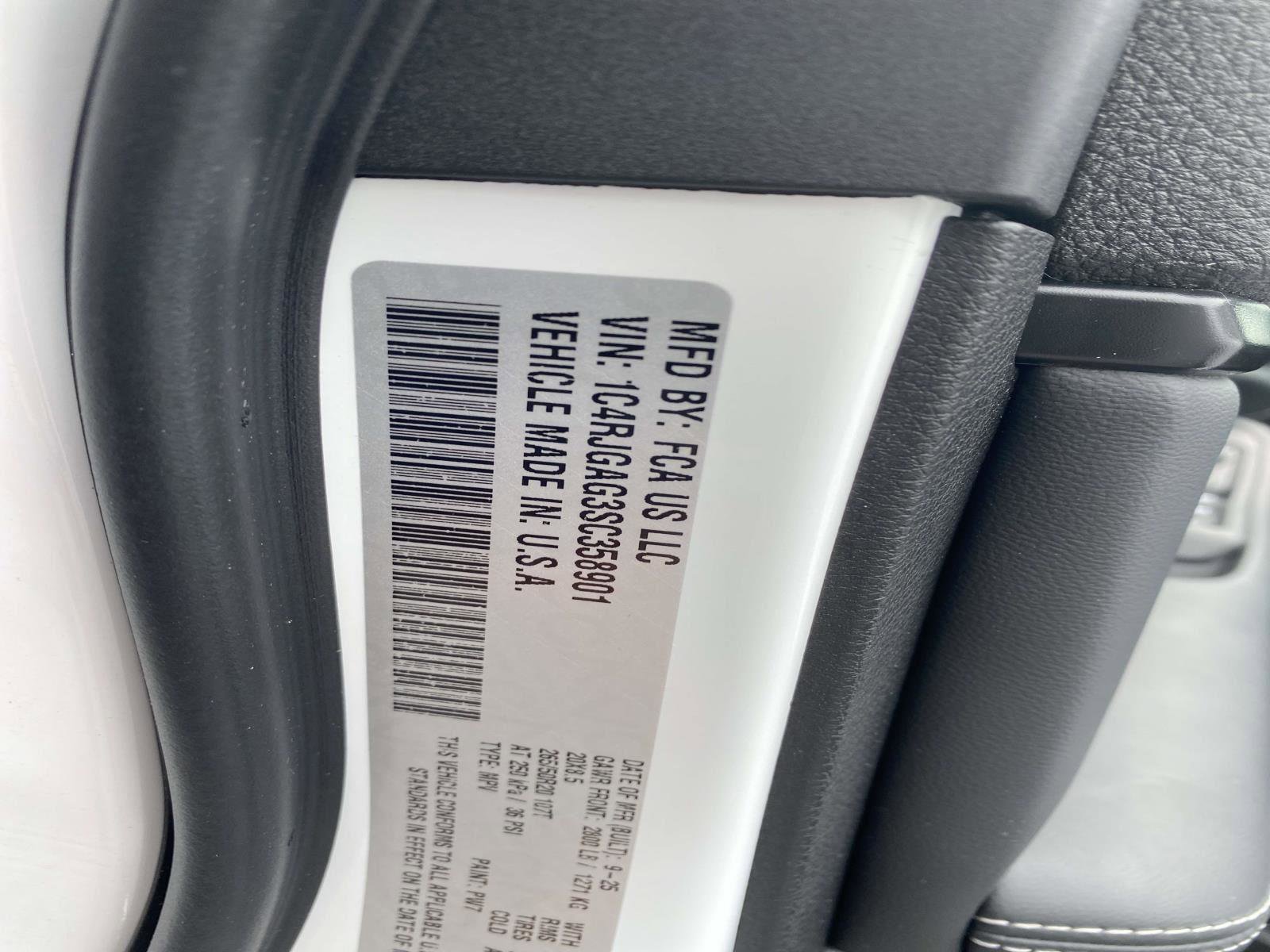 Used 2025 Jeep Grand Cherokee Altitude RWD image 22