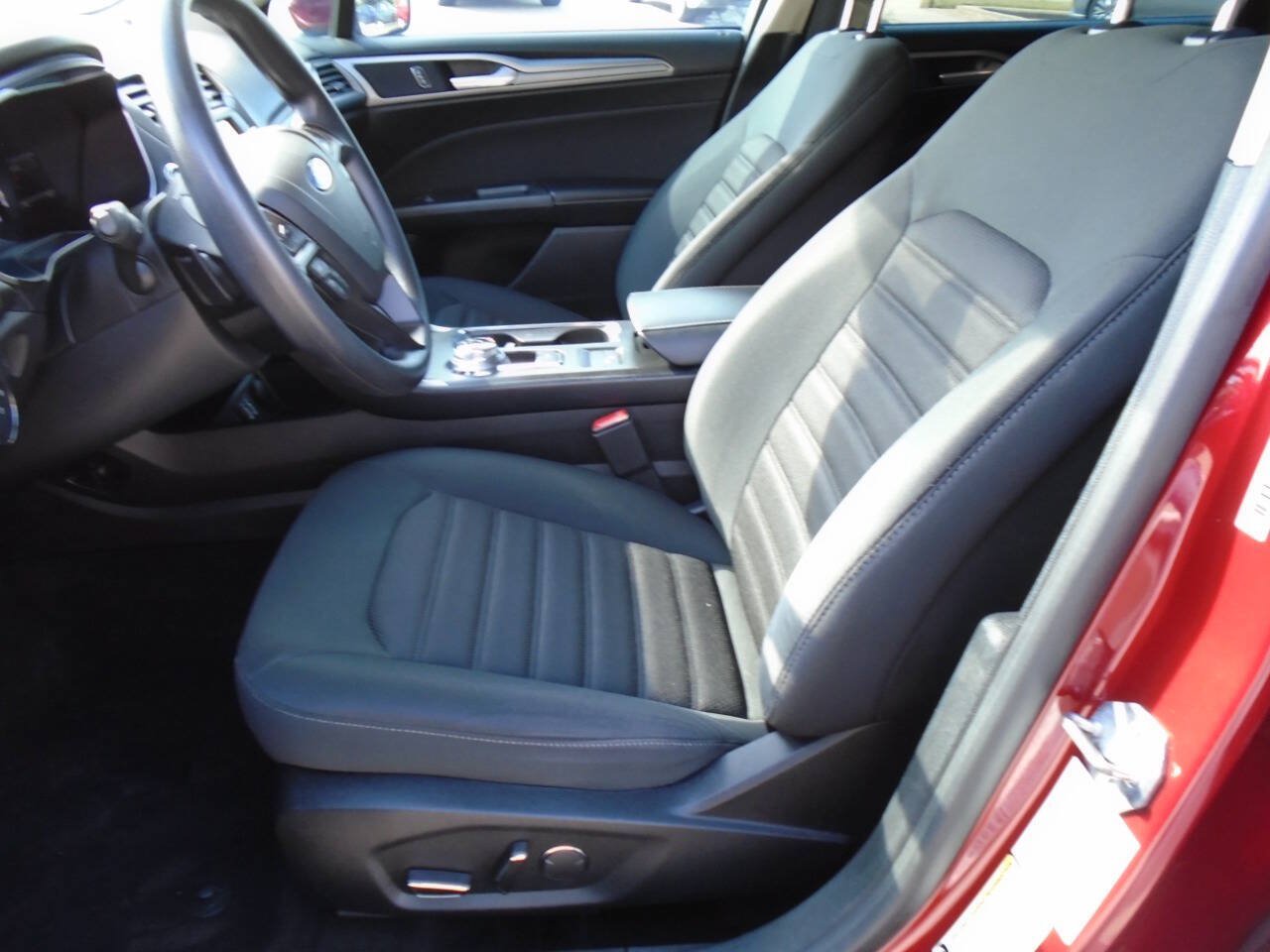 Used 2019 Ford Fusion SE FWD image 9