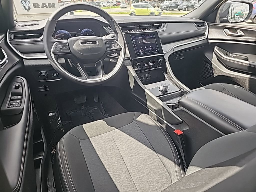 Certified 2025 Jeep Grand Cherokee Laredo w/ Luxury Tech Group I AWD/4WD image 16