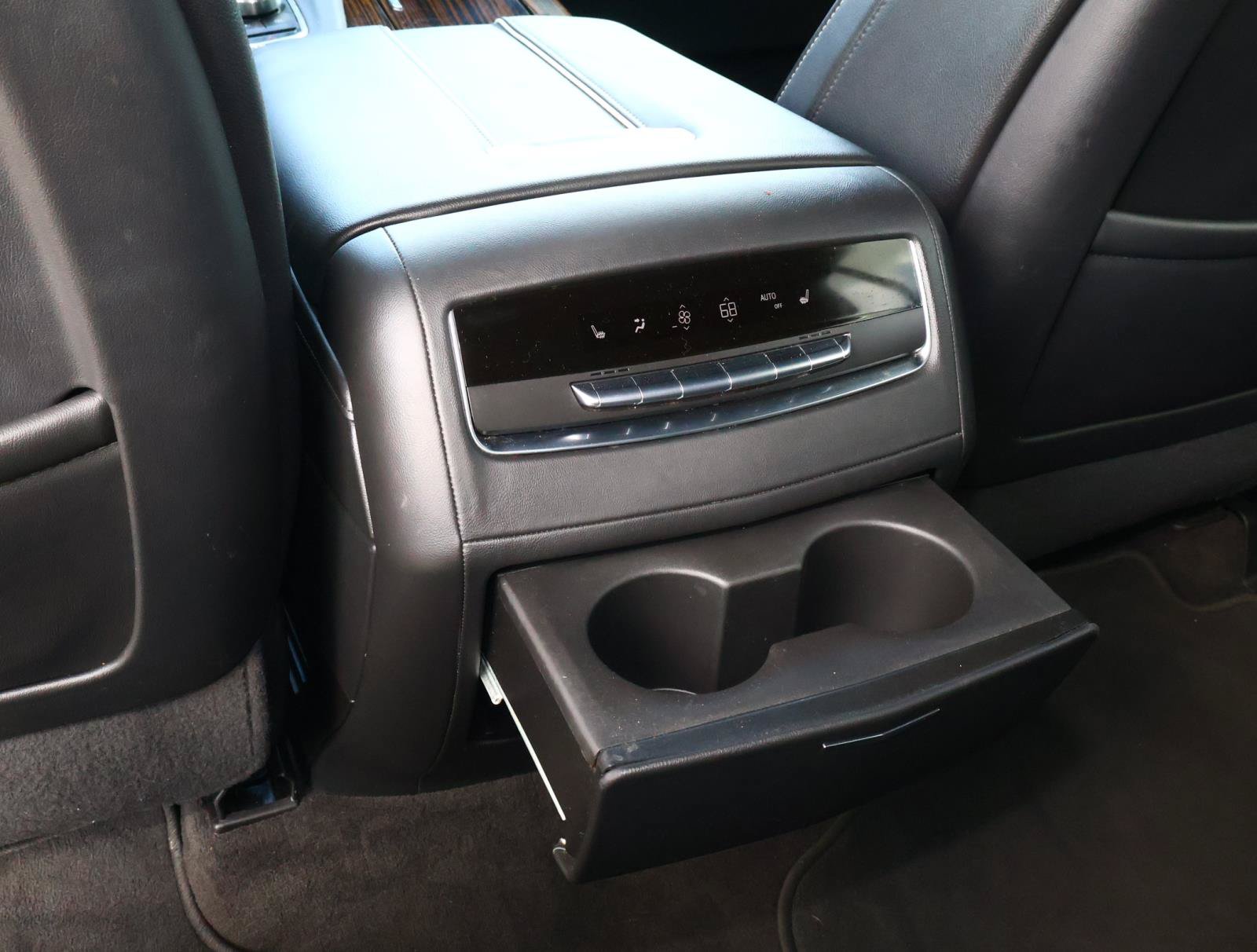 Used 2022 Cadillac Escalade Luxury RWD image 17
