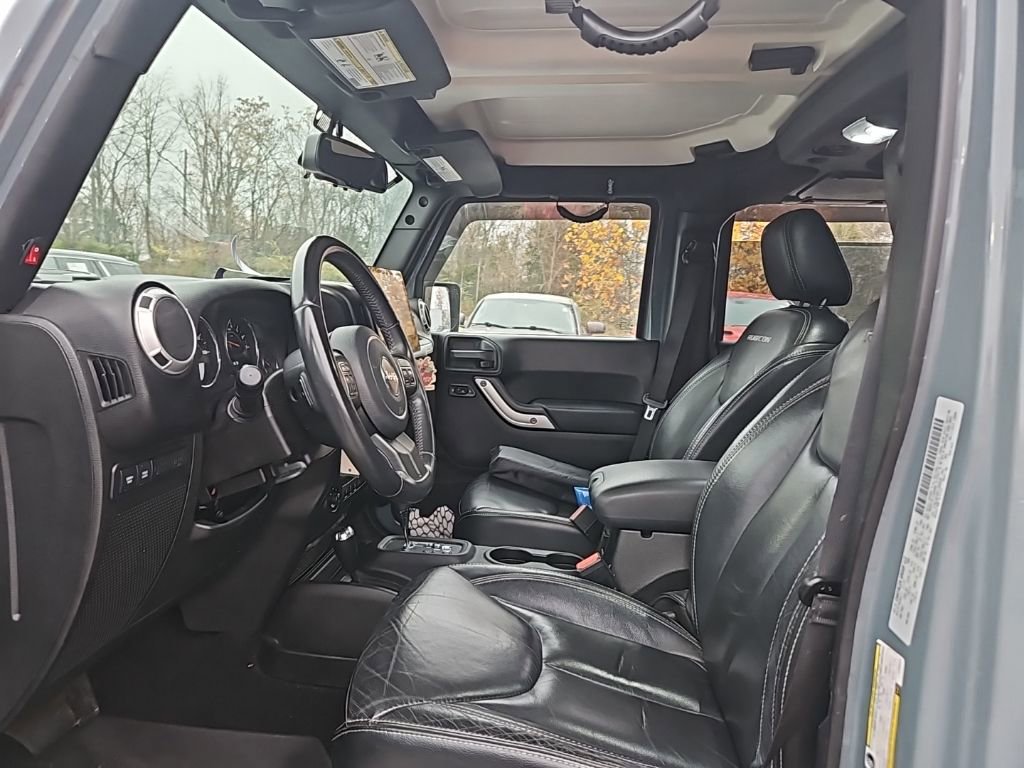 Used 2015 Jeep Wrangler Unlimited Rubicon w/ Connectivity Group image 15