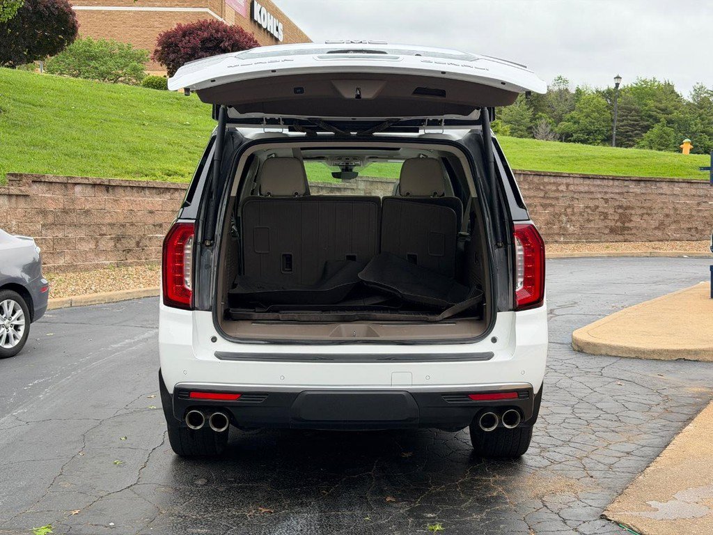 Used 2022 GMC Yukon XL Denali w/ Denali Premium Package AWD/4WD image 4