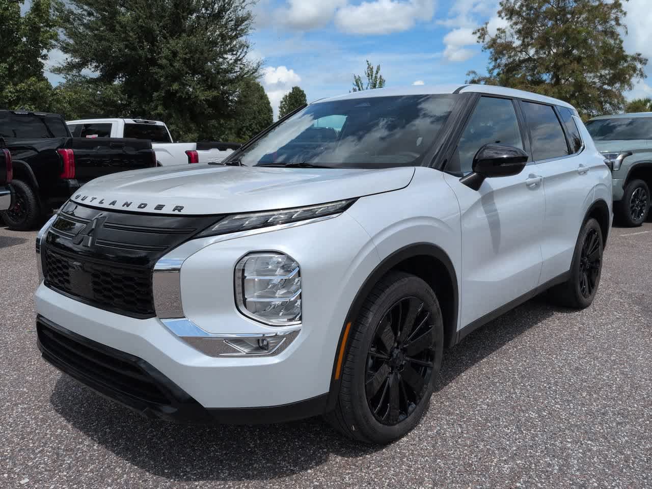 Used 2026 Mitsubishi Outlander SE FWD image 2