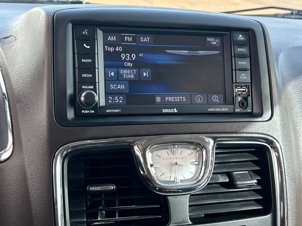 Used 2013 Chrysler Town & Country Limited image 11