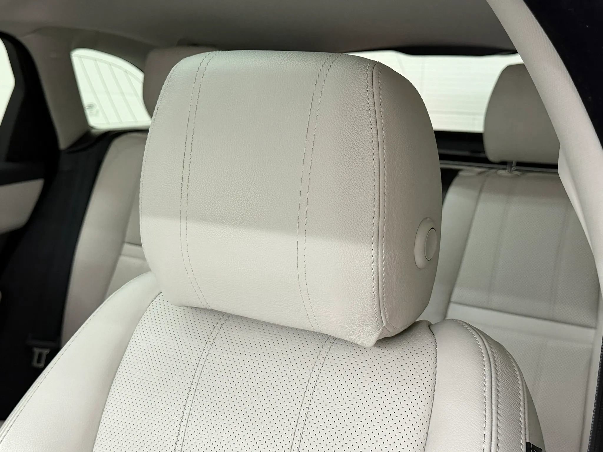 Used 2018 Land Rover Range Rover Velar R-Dynamic SE image 19