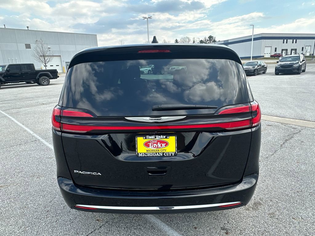 Used 2024 Chrysler Pacifica Touring-L image 4