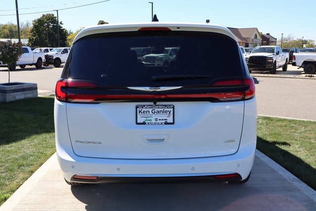 New 2026 Chrysler Pacifica Select image 34