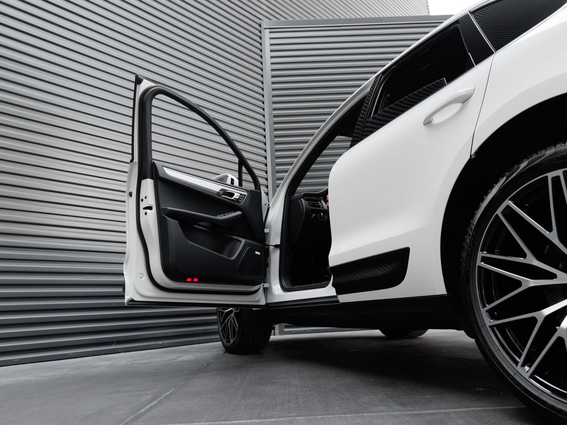 Certified 2026 Porsche Macan AWD/4WD image 13