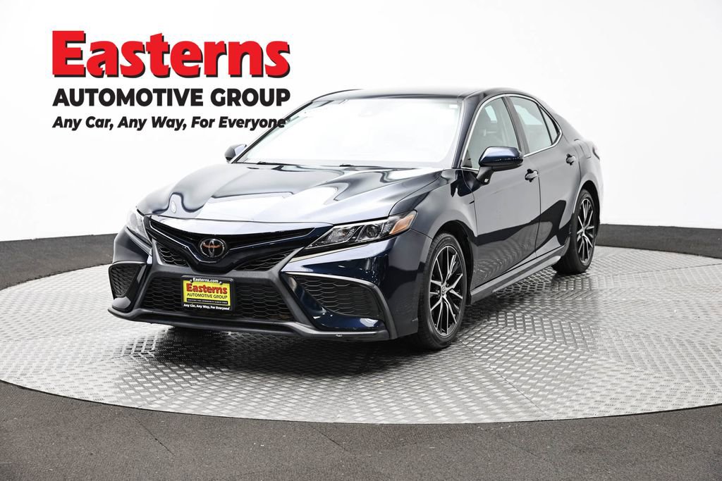 Used 2021 Toyota Camry SE FWD image 1