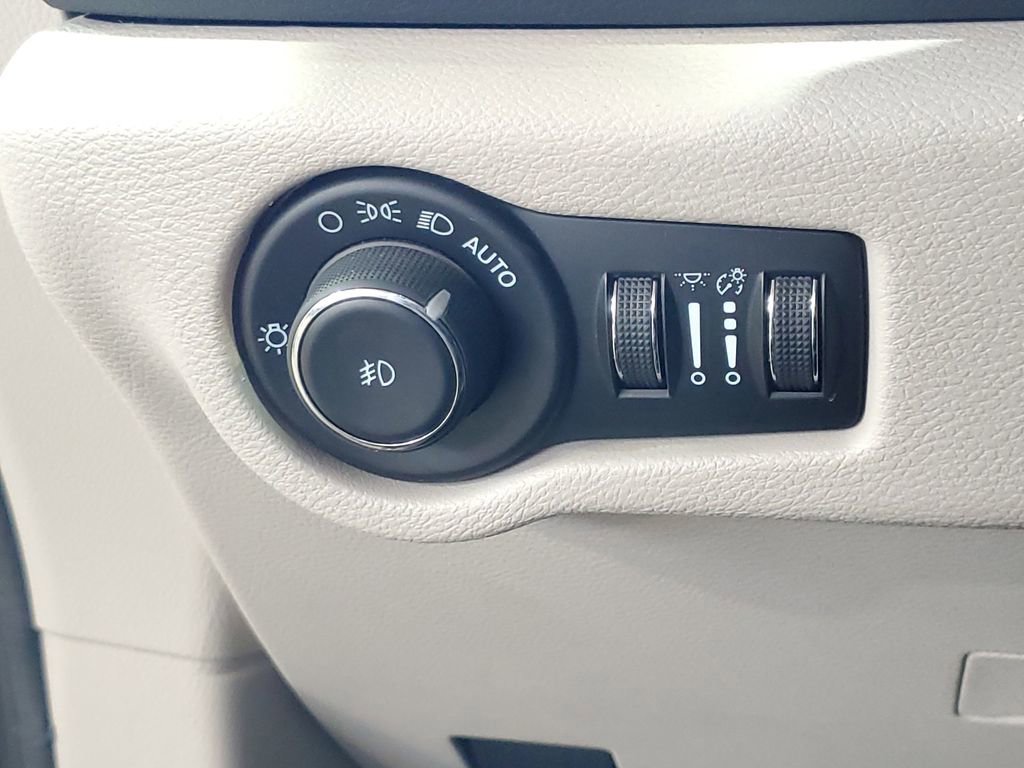 Used 2023 Chrysler Pacifica Touring-L FWD image 22