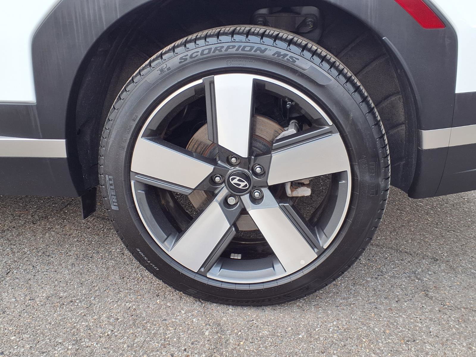 Used 2025 Hyundai Santa Fe Limited image 4