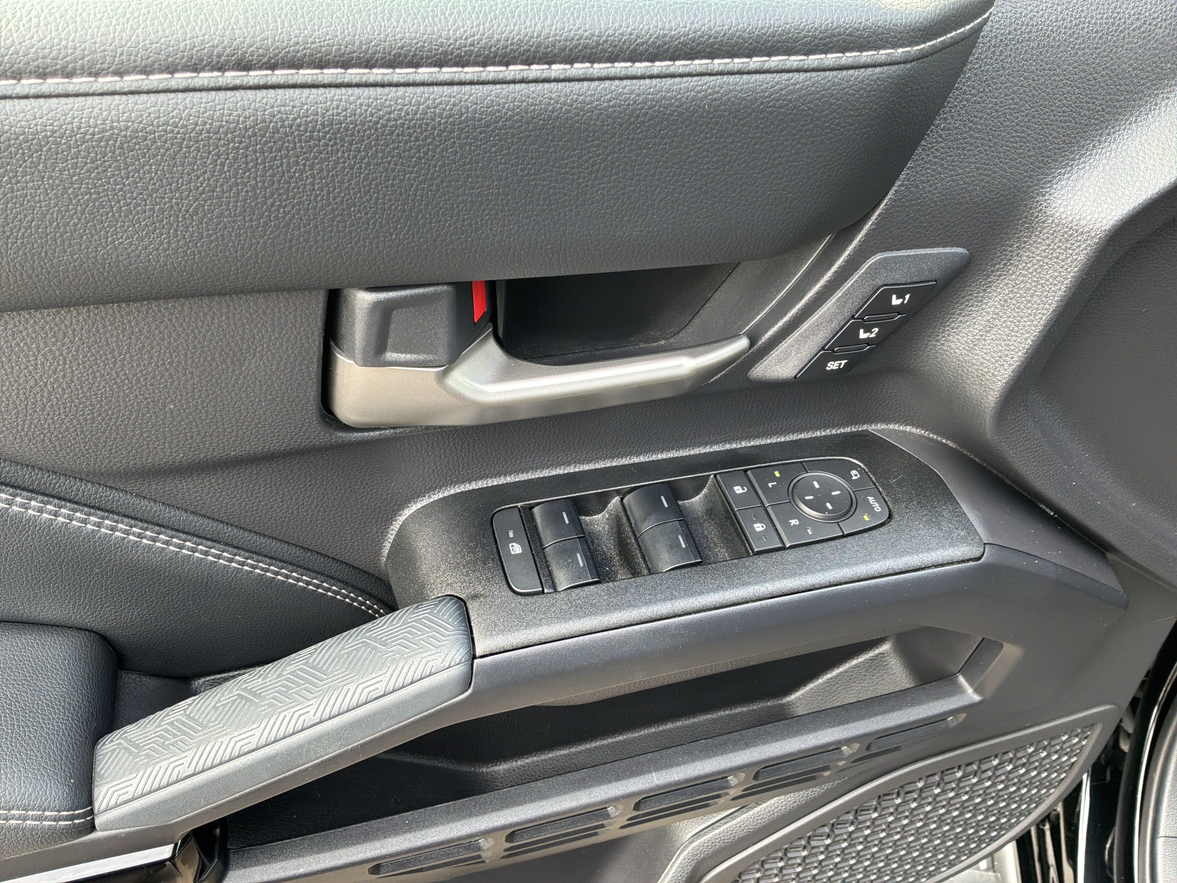 Used 2025 Toyota 4Runner Limited AWD/4WD image 17