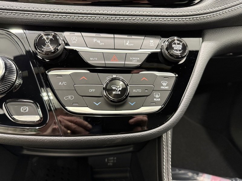 New 2026 Chrysler Pacifica Limited image 36