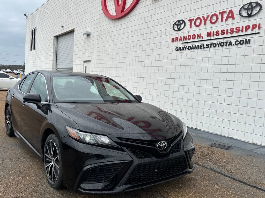 Used 2021 Toyota Camry SE image 3