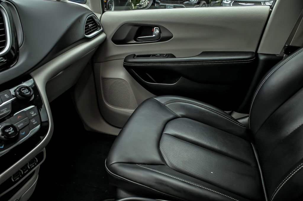 Used 2023 Chrysler Pacifica Touring-L FWD image 27