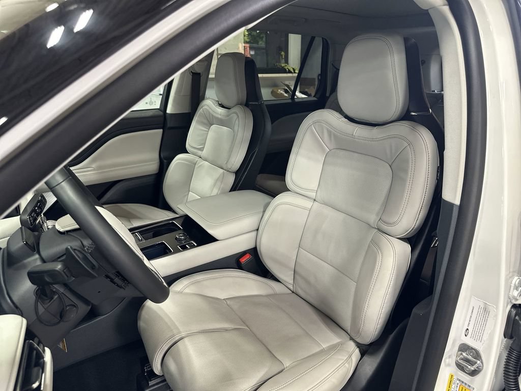 Used 2026 Lincoln Aviator Reserve AWD/4WD image 13