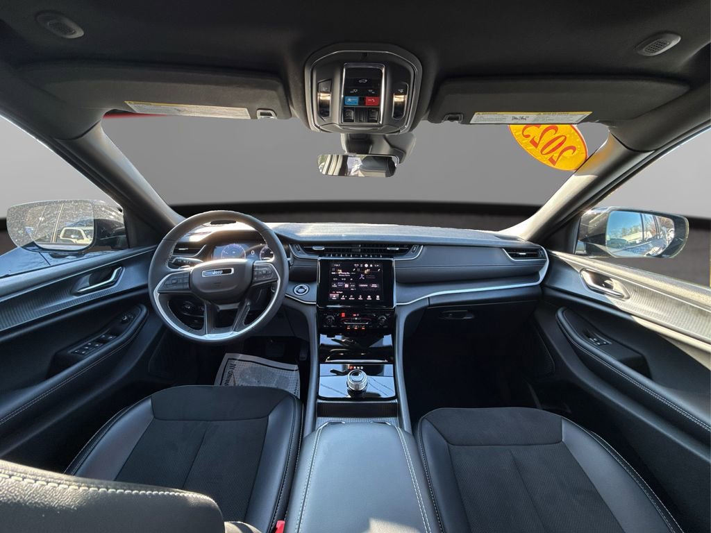 Used 2025 Jeep Grand Cherokee Altitude image 29