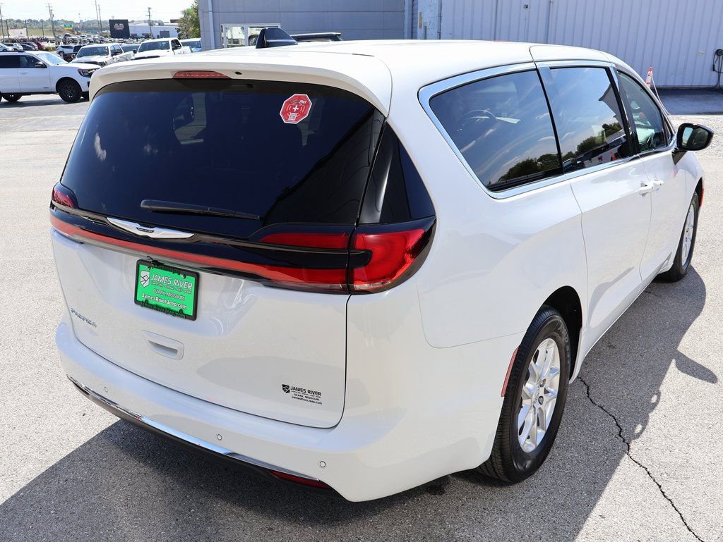 New 2026 Chrysler Pacifica Select image 5